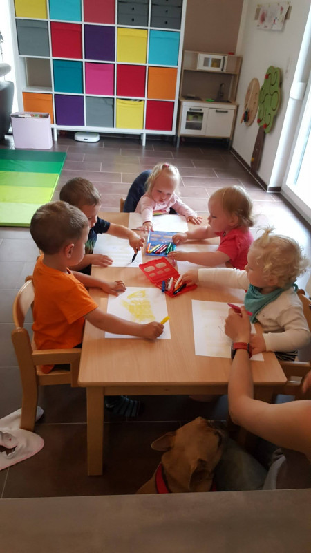 Mit Wachsmalstiften malen